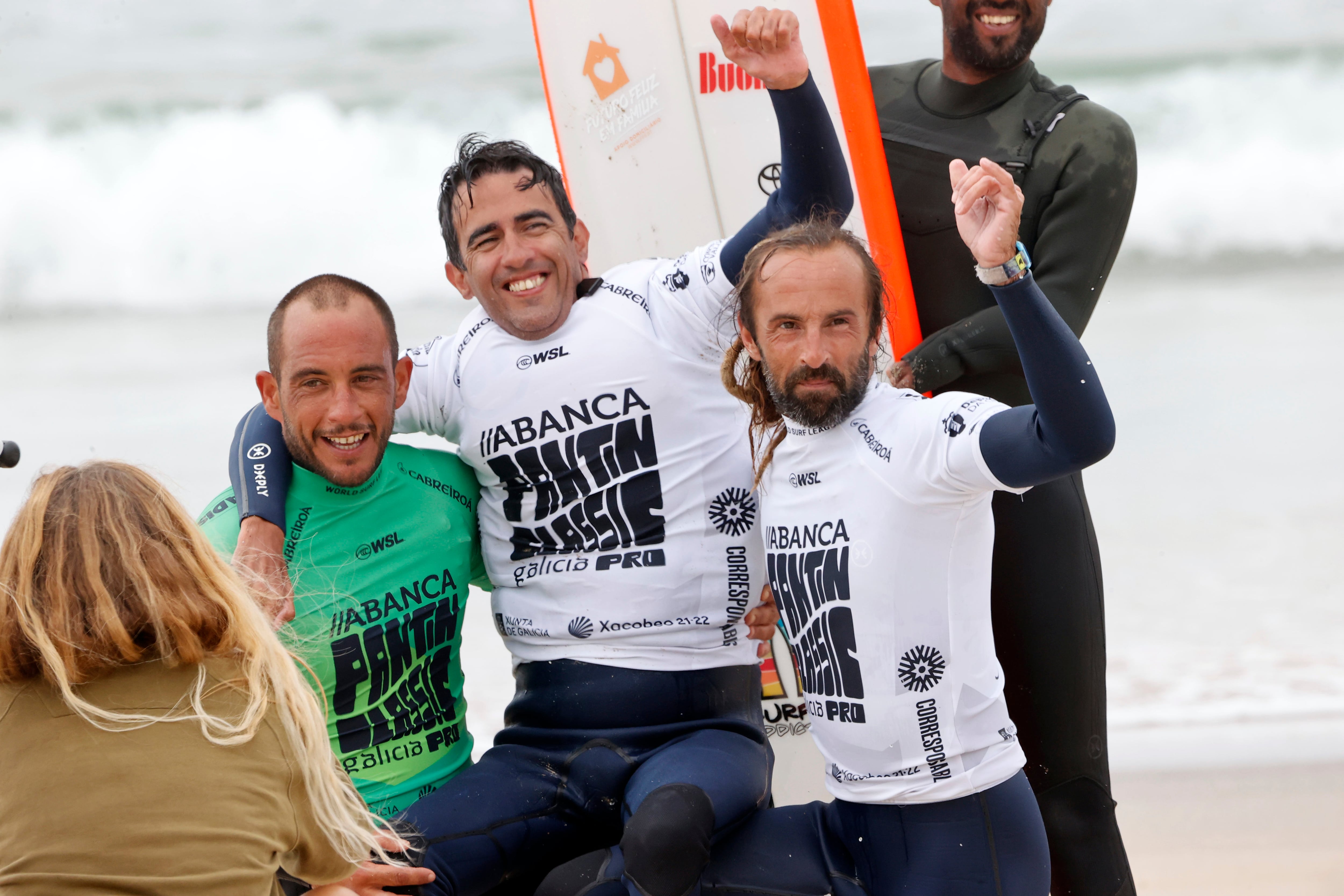 VALDOVIÑO, 11/07/2022.- Nuno Vi Torino (c) celebra tras finalizar primero de su manga en el Abanca Surf Adaptado, enmarcado dentro de la 35 edición del Abanca Pantín Classic Galicia Pro, y que cuenta con 30 surfistas de todo el mundo con diversidad funcional, este lunes en Valdoviño. EFE/ Kiko Delgado