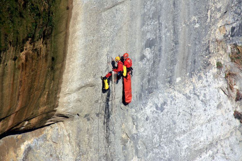 Dos bombers de la Generalitat en una operació de rescat simulada en una paret d&#039;escalada al Salt de Sallent