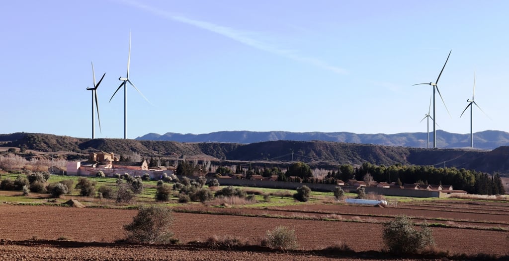 Simulación de cómo quedará el Monasterio de Sijena entre los cinco enormes molinos del Proyecto Octante