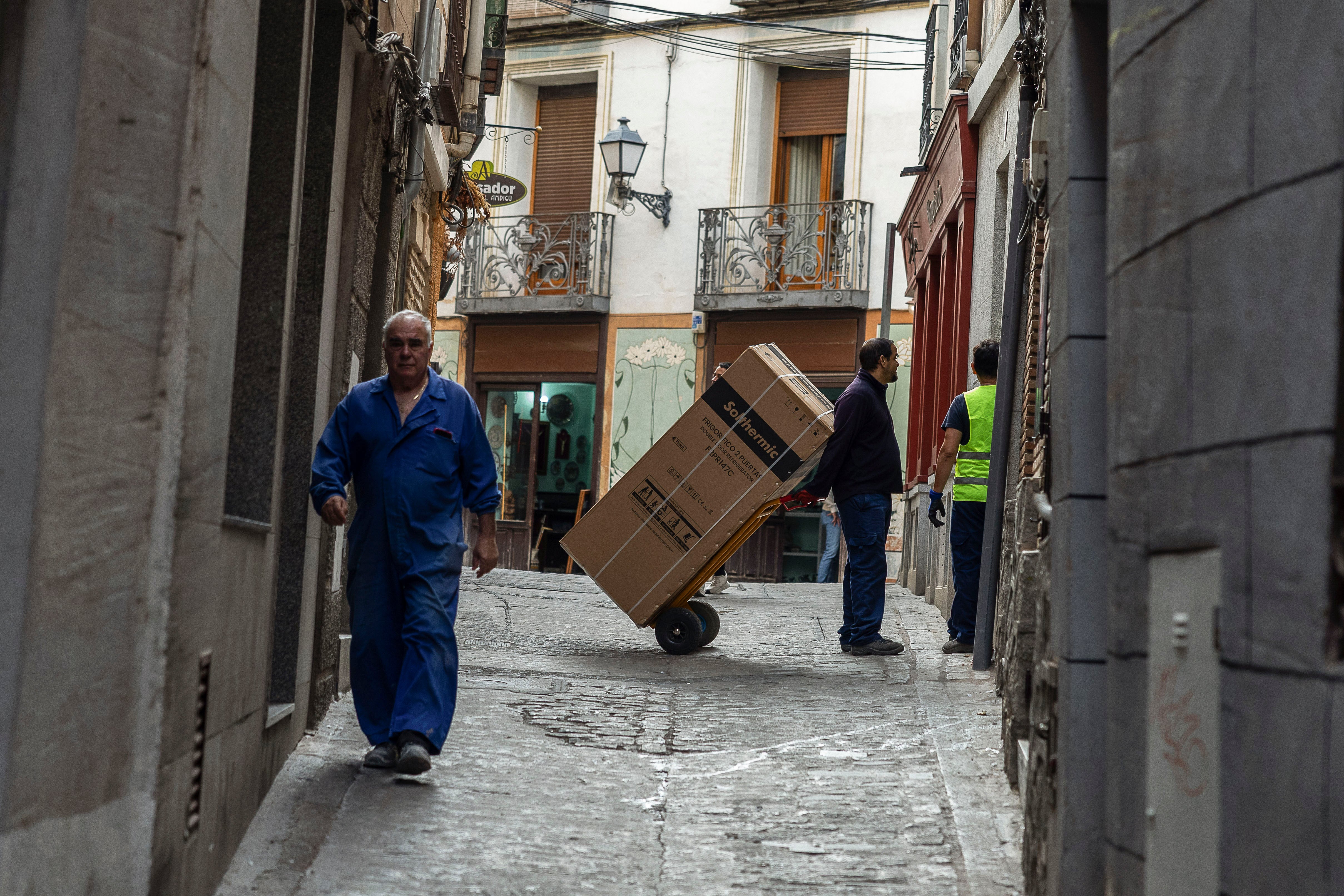 TOLEDO, 04/11/2025.- Trabajadores en una céntrica calle de Toledo este martes. El paro creció el pasado mes de octubre en todas las comunidades autónomas, entre ellas Castilla-La Mancha (1,22 %), aunque el empleo también subió en 11 de ellas, especialmente en la Comunidad Valenciana (1,65 %), según datos publicados este martes por el ministerios de Trabajo y el de Seguridad Social. EFE/Ismael Herrero