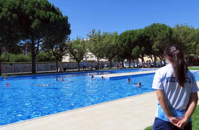 A Lleida, demà les piscines municipals estaran obertes fins les nou del vespre per intentar combatre la calorada que s&#039;espera dins de l&#039;aigua. Foto: Paeria.