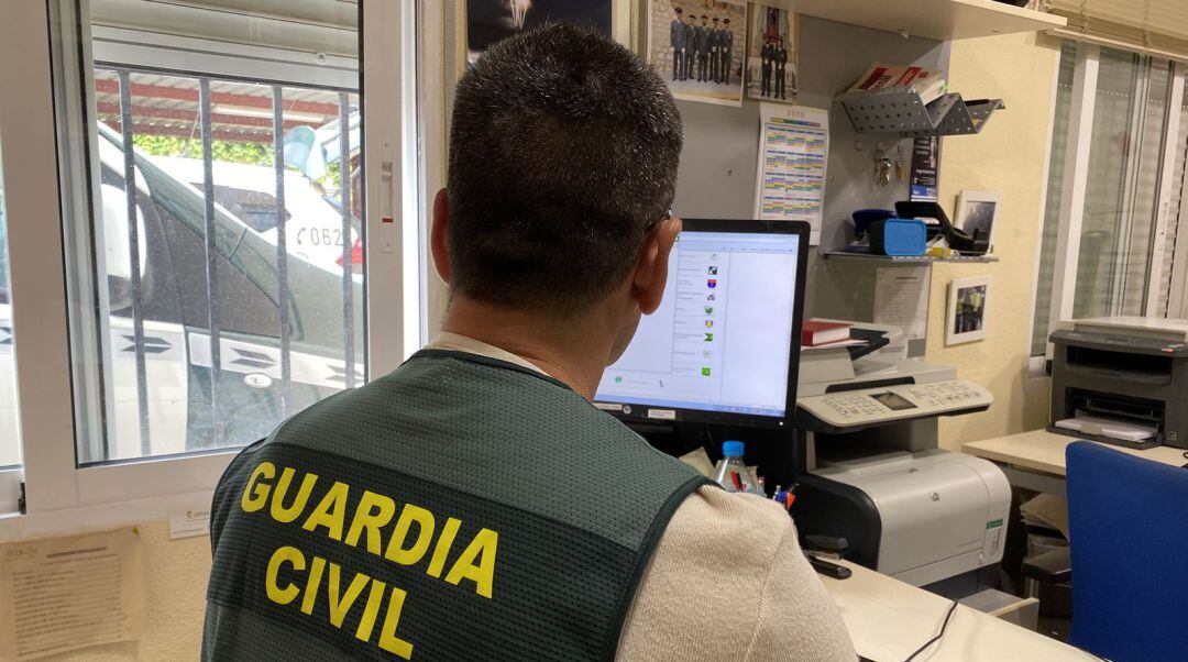 Agente de la Guardia Civil durante la investigación