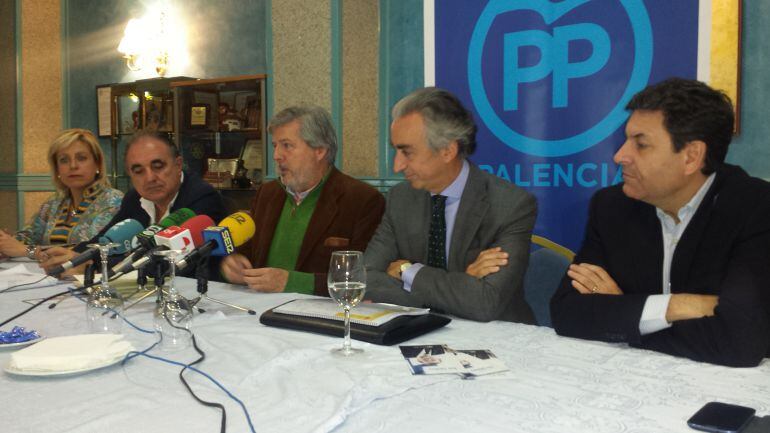 Miguel Ferre (cuarto por la izquierda) visita Palencia en un acto de campañadel Partido Popular