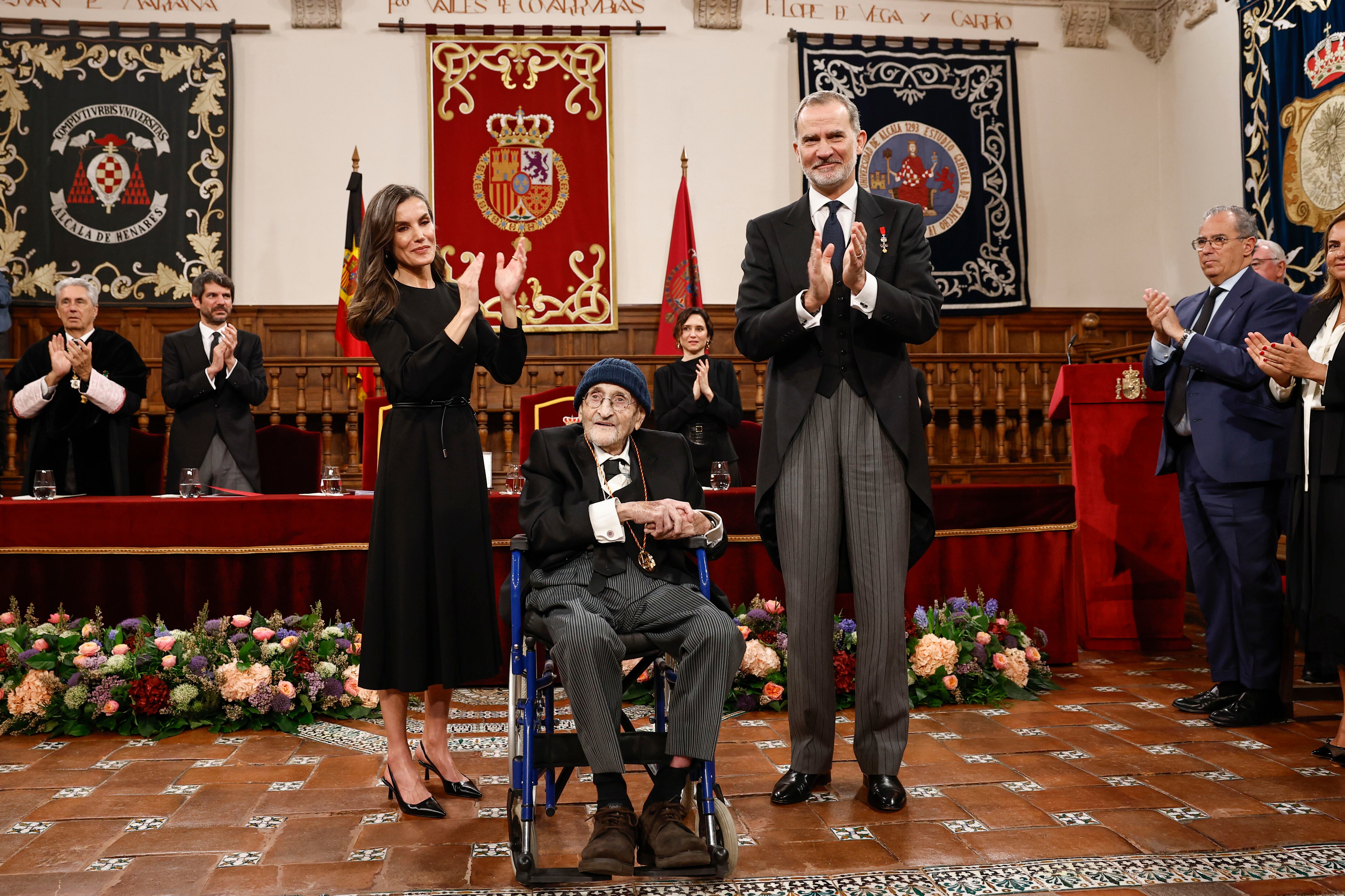 Los reyes Felipe y Letizia entregan al escritor Álvaro Pombo (c), el Premio Cervantes 2024, en el paraninfo universitario de Alcalá de Henares.