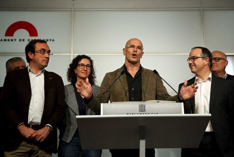 El cabeza de lista de Junts pel Si, Raül Romeva, acompañado de varios de sus compañeros de formación