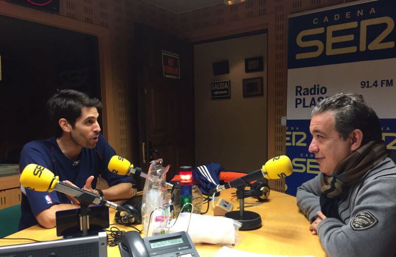 Carlos Díaz y Pedro Cordero en los estudios de la SER Norte de Extremadura durante la sección de Baloncesto