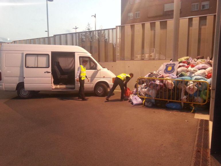 Agents dels Mossos d'Esquadra amb la roba intervinguda