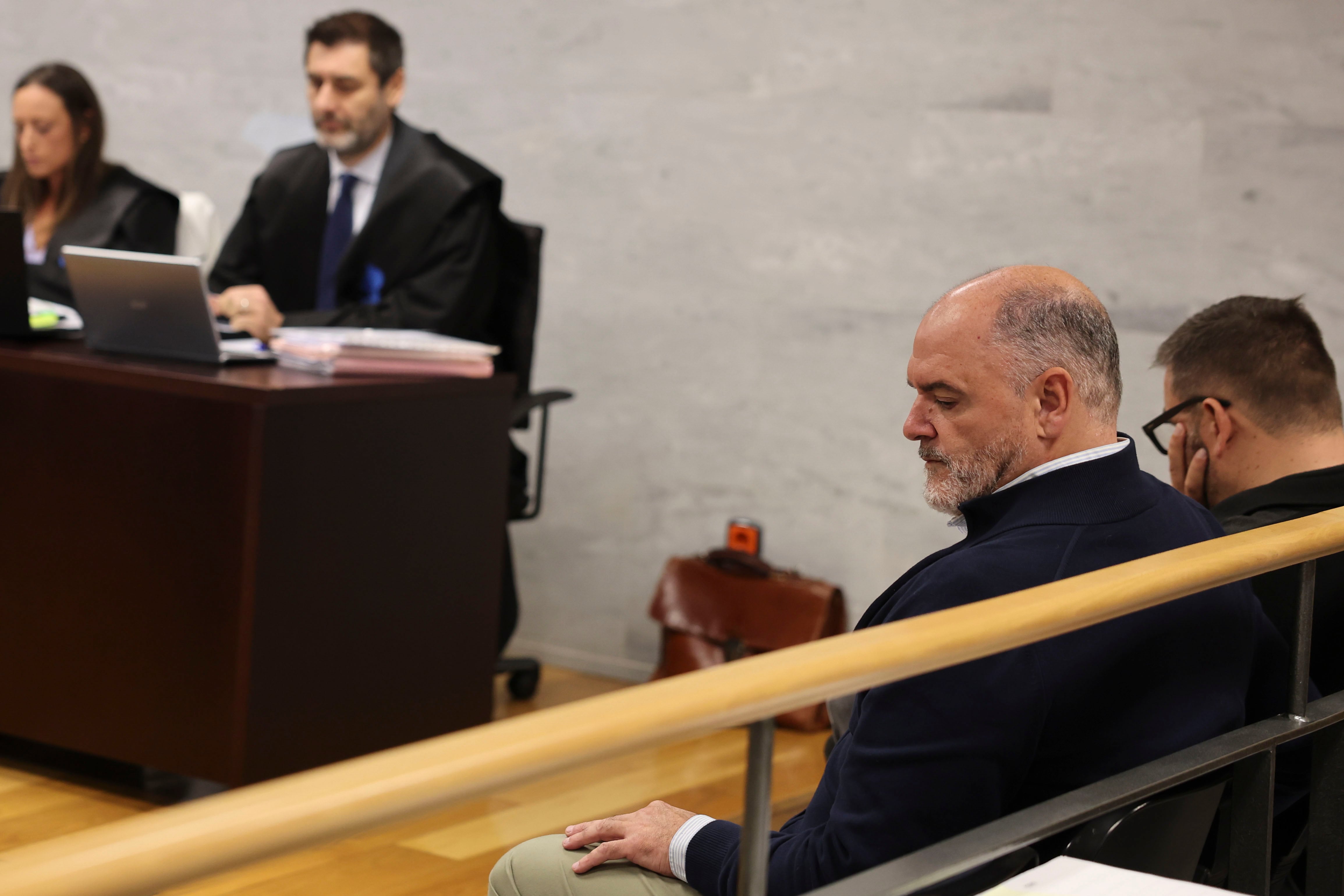 BILBAO, 04/11/2025.- El expresidente de DYA Bizkaia y acusado Fernando Izaguirre (d), en la Audiencia de Bizkaia en el inicio del juicio por un delito de estafa por apropiarse de varios millones de euros de esta ONG. EFE/Luis Tejido