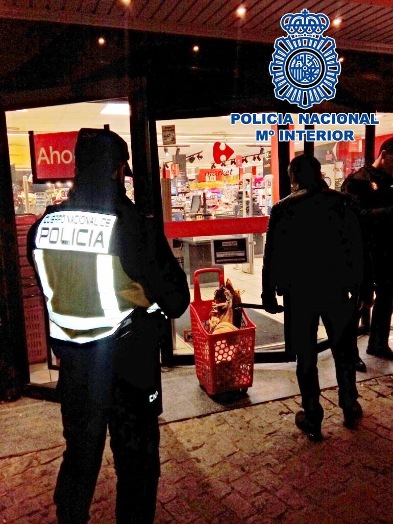 Operación policial en el supermercado ubicado en la calle Doña Blanca de Jerez.