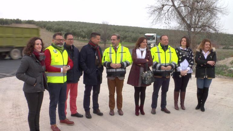 Alcaldes y concejales de Peal de Becerro,Torreperogil y Quesada con el Consejero de Fomento, Felipe López en las obras de la A-315