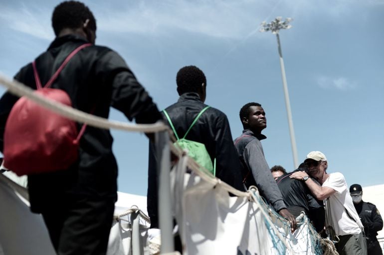 Migrantes del barco Aquarius desembarcando en Valencia