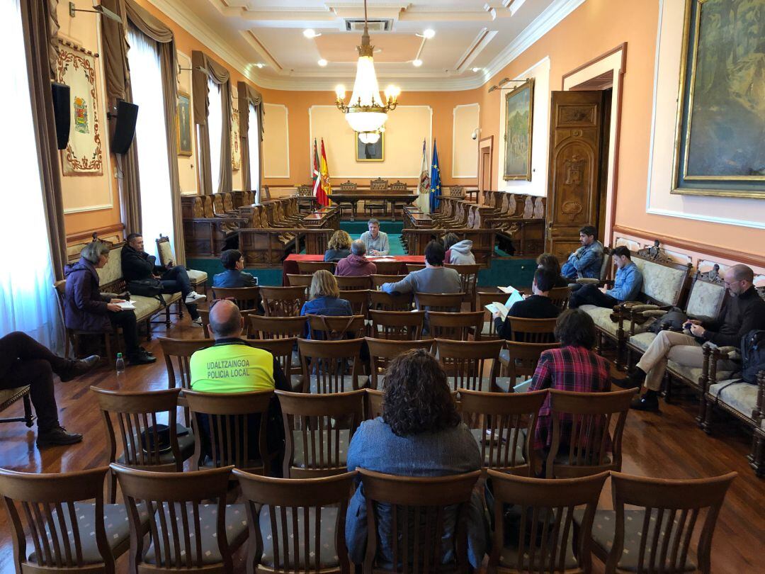 Reunión del equipo de gobierno y personal técnico en el Ayuntamiento para adoptar nuevas medidas en Irun ante la crisis del Coronavirus. 