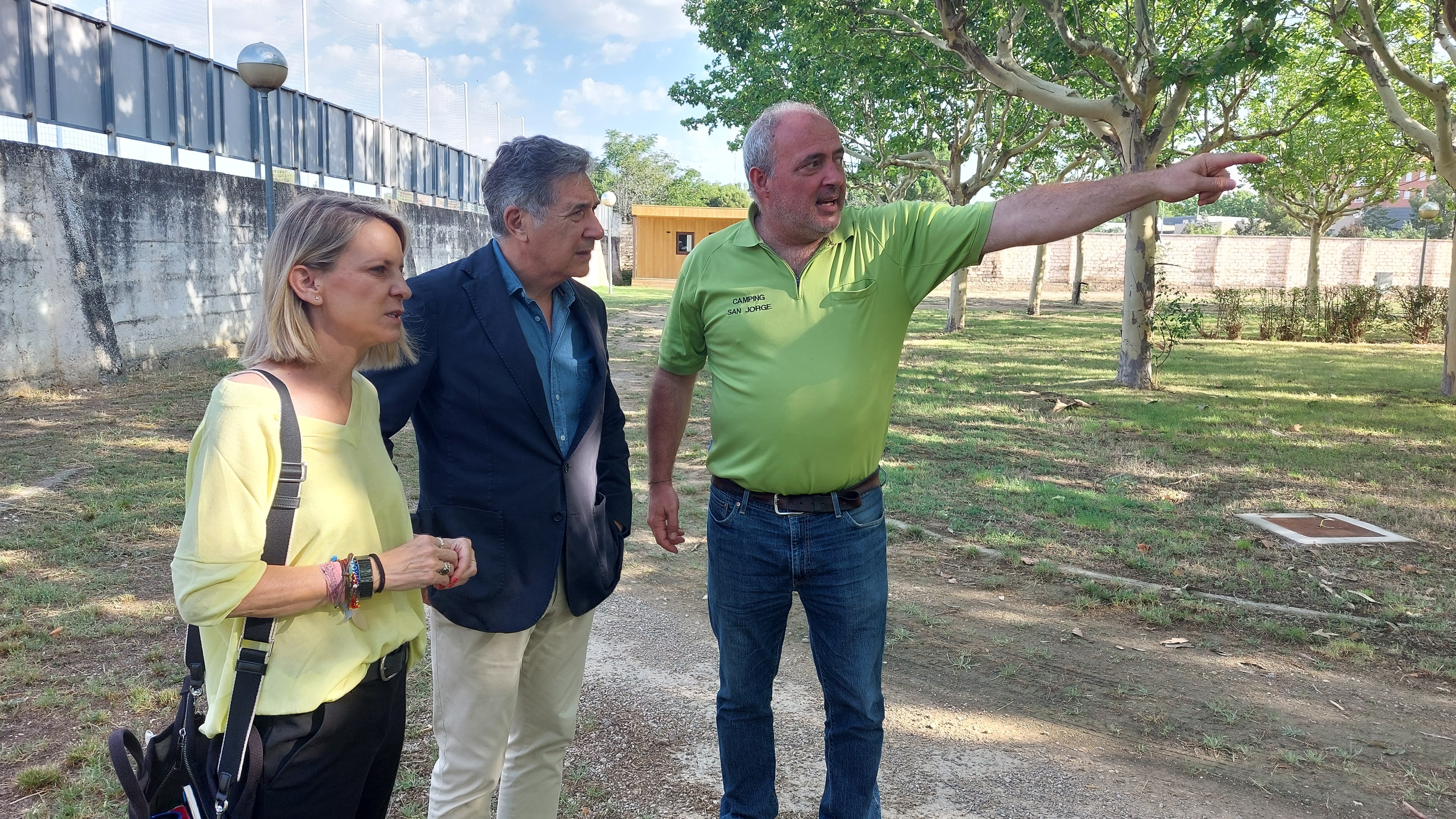 Nuria Mur y Ricardo Oliván junto al responsable del Camping