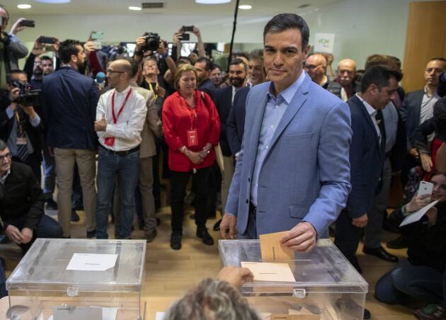 Pedro Sánchez votando en Madrid