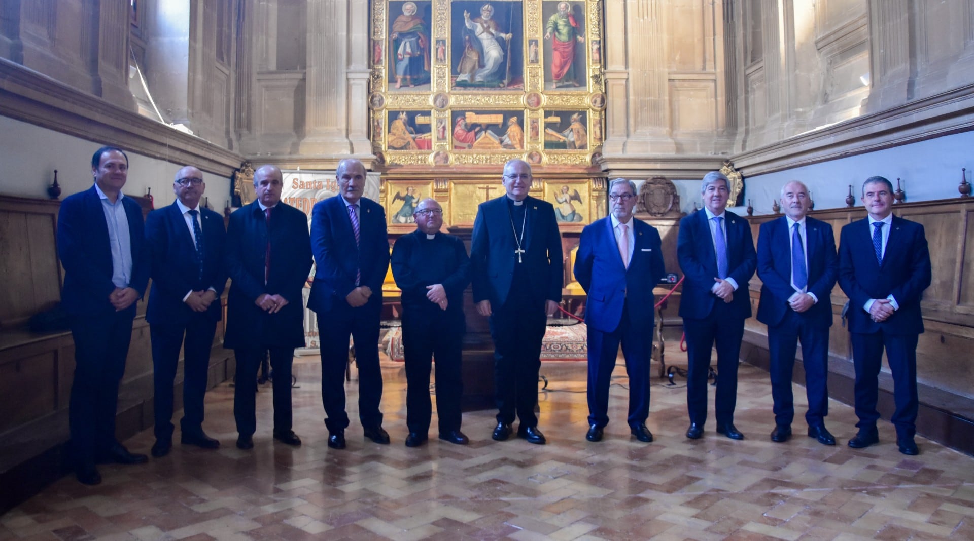 Responsables de toda Andalucía de Agrupaciones y Consejos de Cofradías y Hermandades se reunieron en Jaén, en la imagen con el obispo en la Catedral.