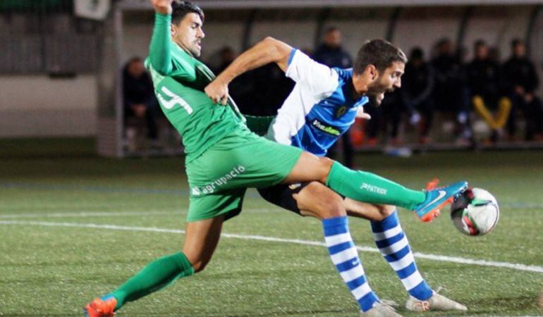 Mariano protege el balón durante un partido