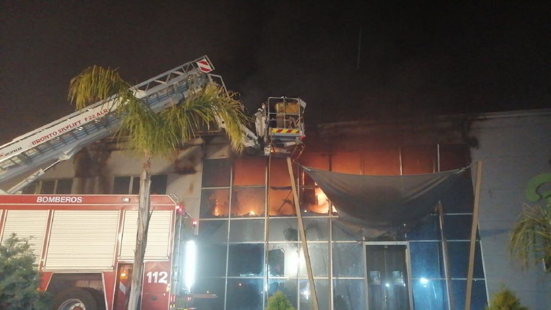 Bomberos de 5 parques controlan el incendio en una empresa de semilleros de Totana.