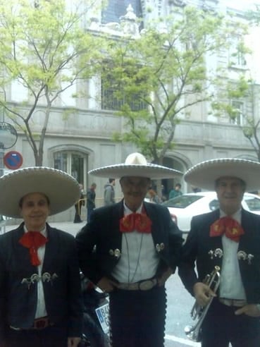 Un grupo de mariachis contratados por Caiga Quien Caiga se han personado a las puertas del Tribunal Supremo y han dedicado esta canción al juez Garzón que hoy declara en el Alto Tribunal en relación con el &#039;caso Gürtel&#039;