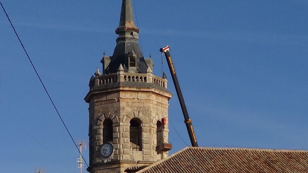 Una emrpesa evalúa los daños en la torre de Tembleque