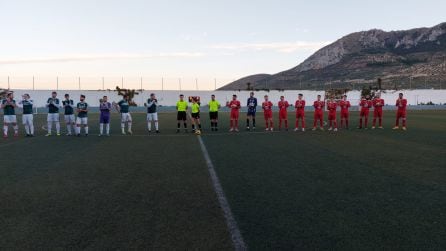 Saludo inicial de ambos equipos y trío arbitral