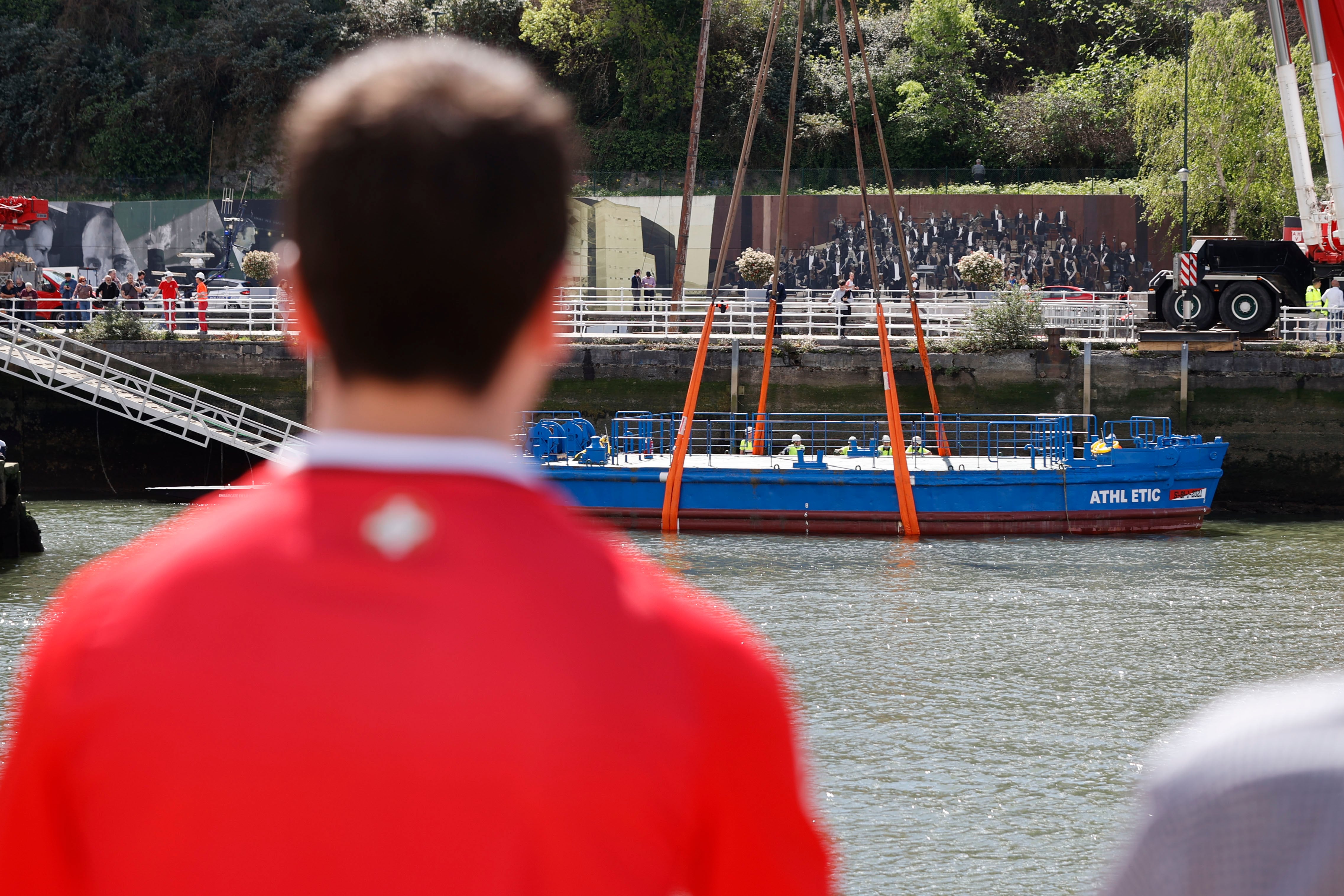 La Gabarra se prepara para llevar a los jugadores del Athletic Club.