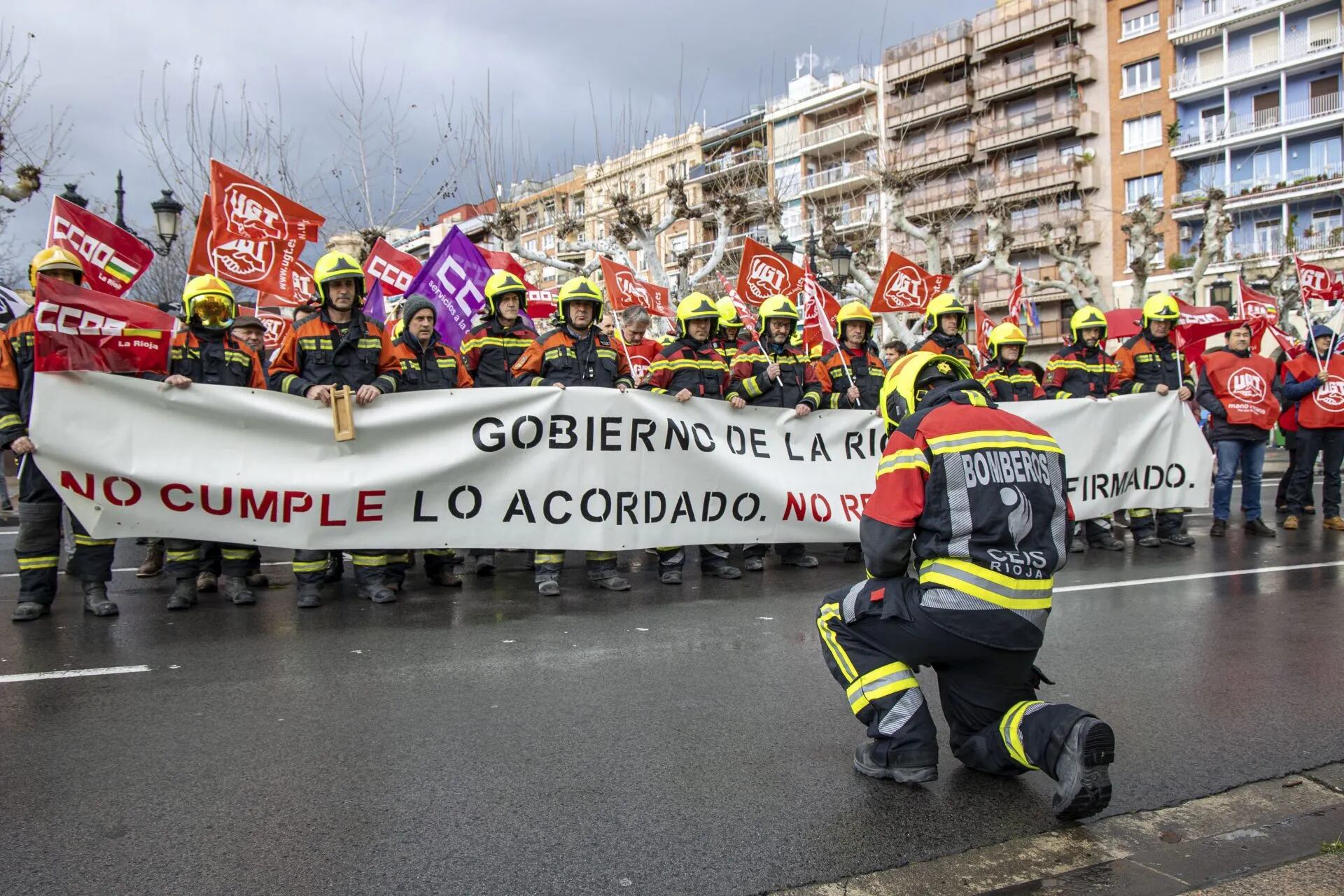 Los bomberos del CEIS Rioja guardan un minuto de silencio en memoria de las víctimas del incendio de Valencia, durante su concentración ante la sede del Gobierno riojano para exigir que se cumpla el convenio firmado la pasada legislatura. EFE | Raquel Manzanares.