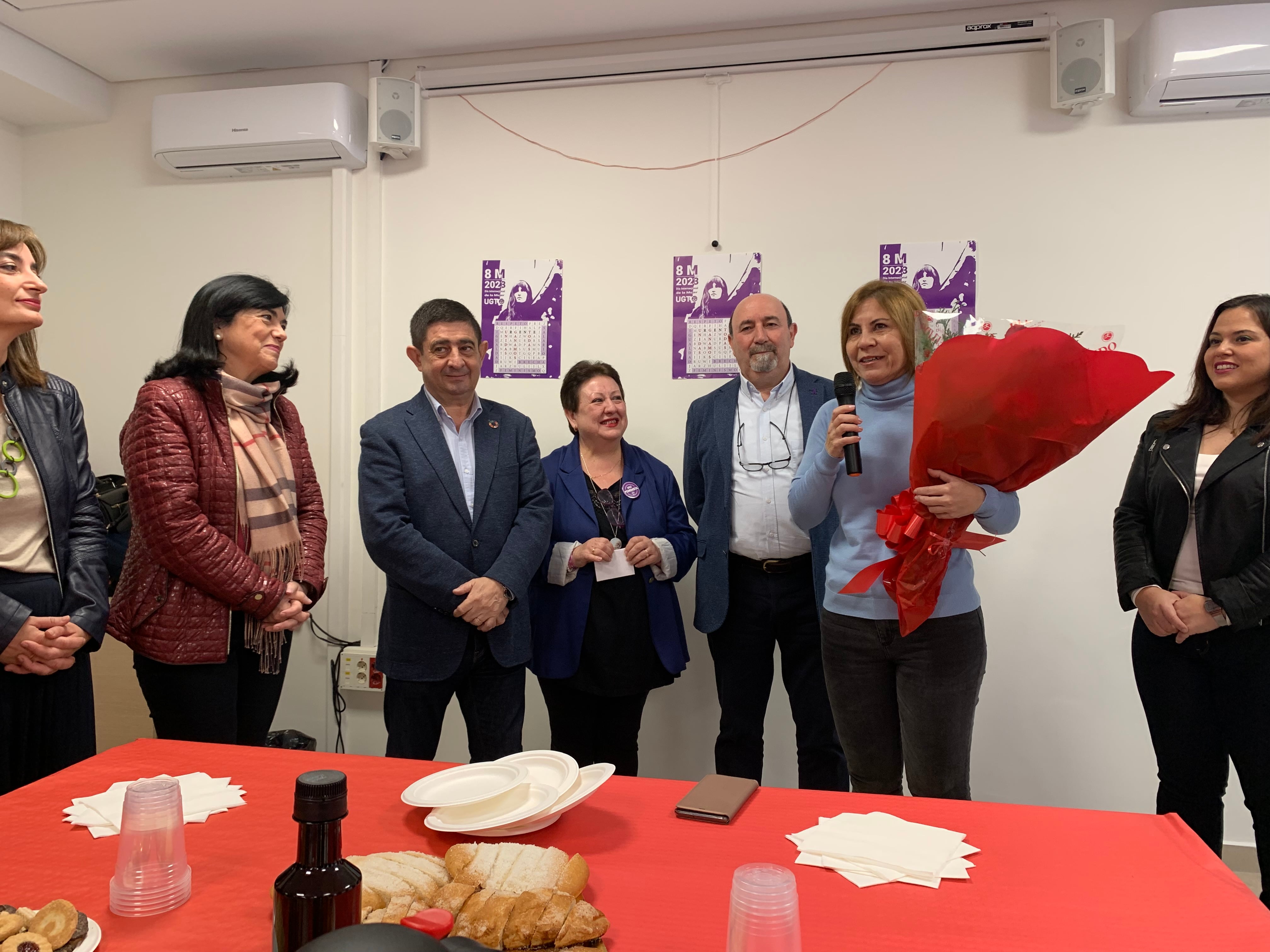 Purificación Martos, con el ramo de rosas en el brazo, se dirige a las asistentes al desayuno de la UGT con motivo del 8M.