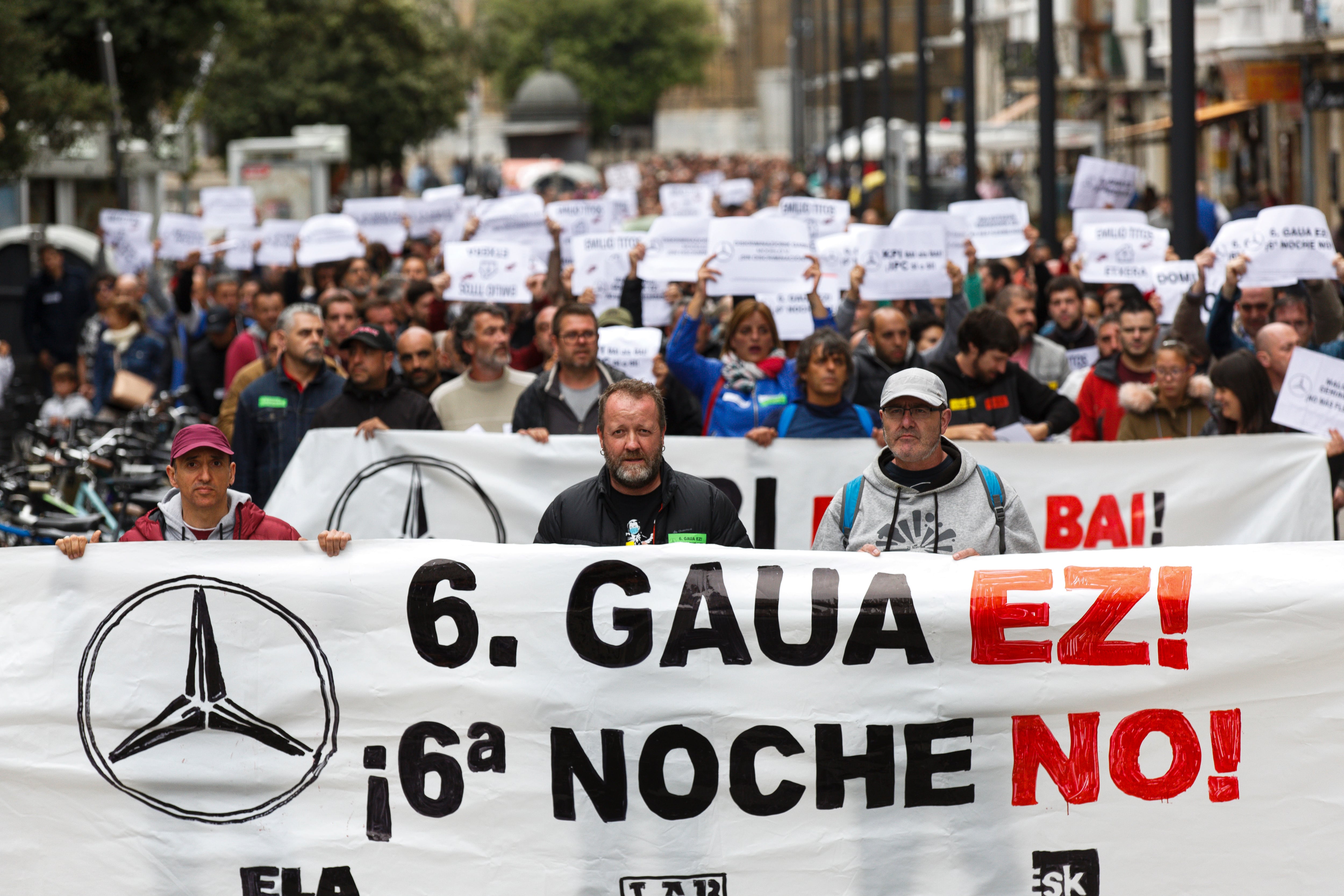 Miles de personas han participado este miércoles en la manifestación en apoyo a los trabajadores de la factoría de Mercedes-Benz de Vitoria, durante la segunda jornada de huelga convocada por los sindicatos ELA, LAB y ESK, que ha vuelto a paralizar la producción en la planta. EFE / David Aguilar.