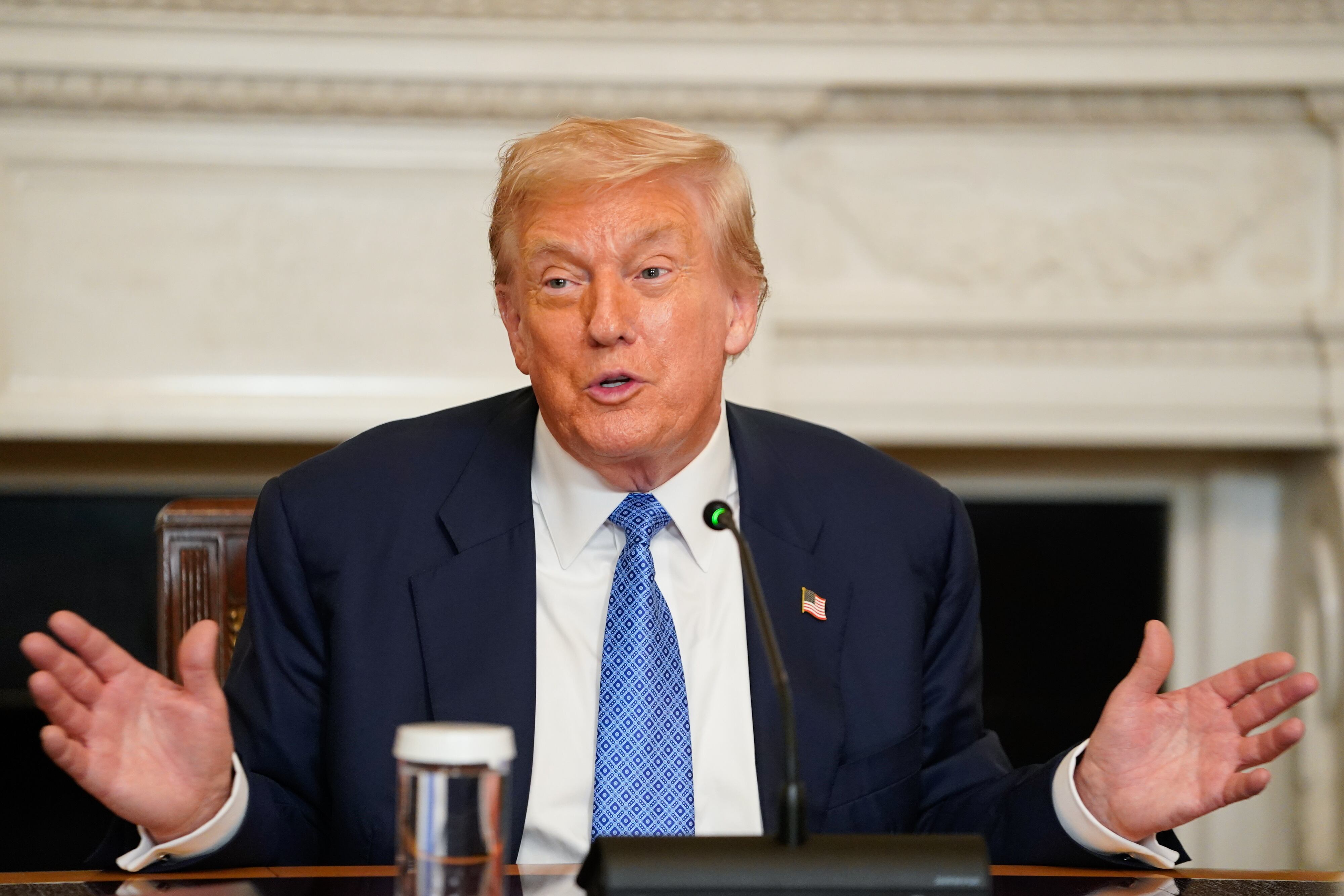 El presidente de los Estados Unidos, Donald Trump, asiste a una ceremonia de firma en el Comedor de Estado de la Casa Blanca en Washington, D.C., EEUU, el 8 de agosto de 2025.