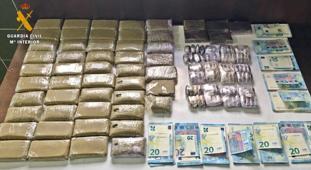 Droga y dinero incautados por los agentes al conductor