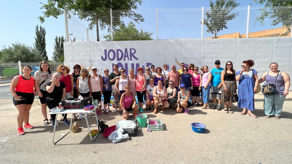 Foto de familia con grupo de mujeres participantes, alcaldesa y concejales