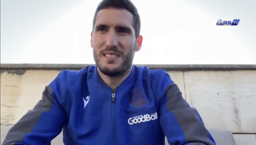 Joseba Zaldua atiende de su casa a los medios de comunicación y aficionados.