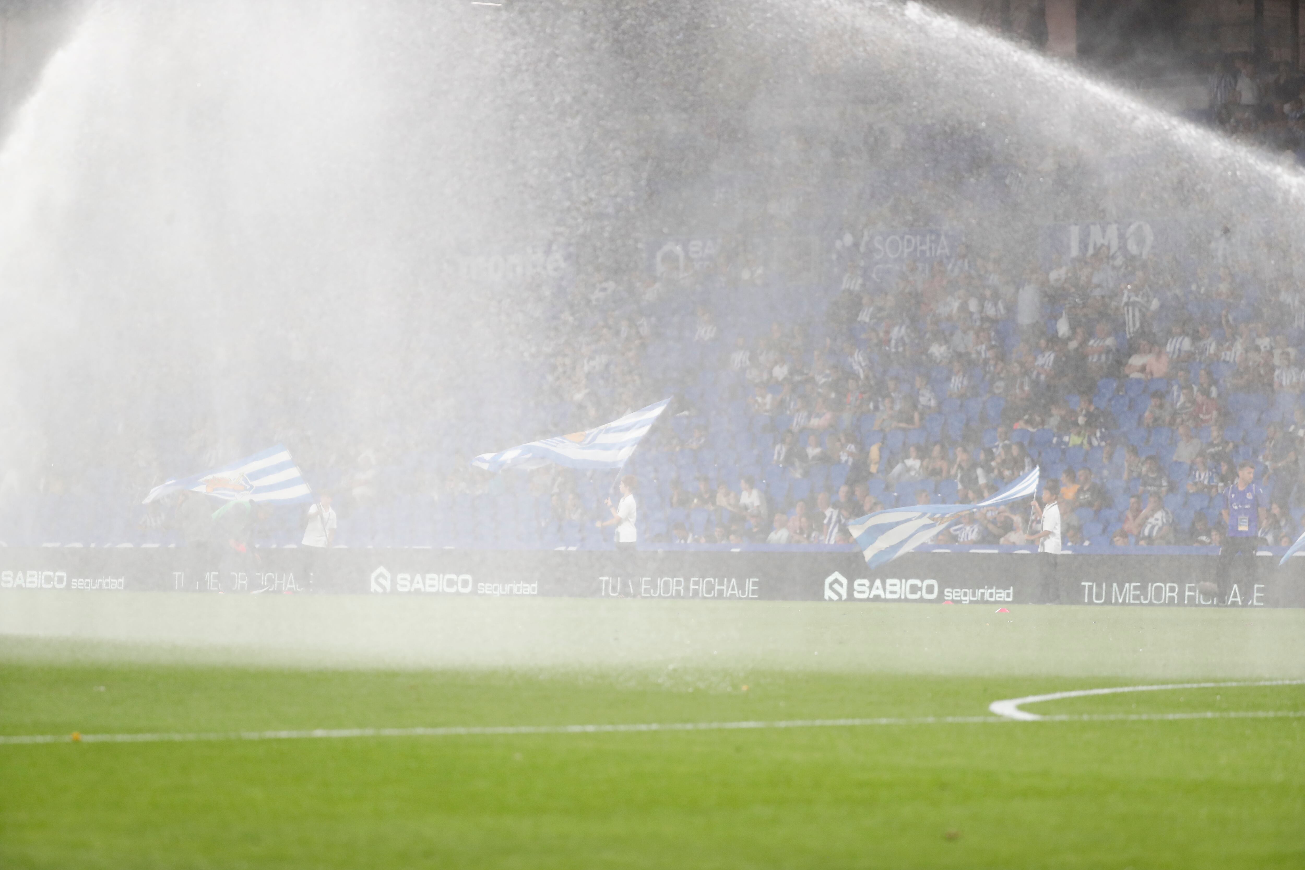 SAN SEBASTIÁN, 19/10/2022.- Momentos previos al inicio del encuentro correspondiente a la décima jornada de primera división que disputan hoy miércoles Real Sociedad y Mallorca en el estadio Real Arena de San Sebastián. EFE / Juan Herrero.