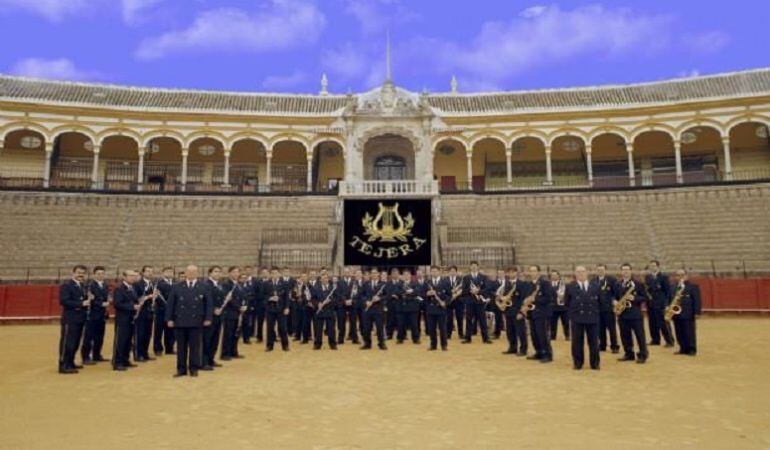 La Banda del Maestro Tejera sobre el albero de la plaza de toros de la Real Maestranza de Caballería de Sevilla