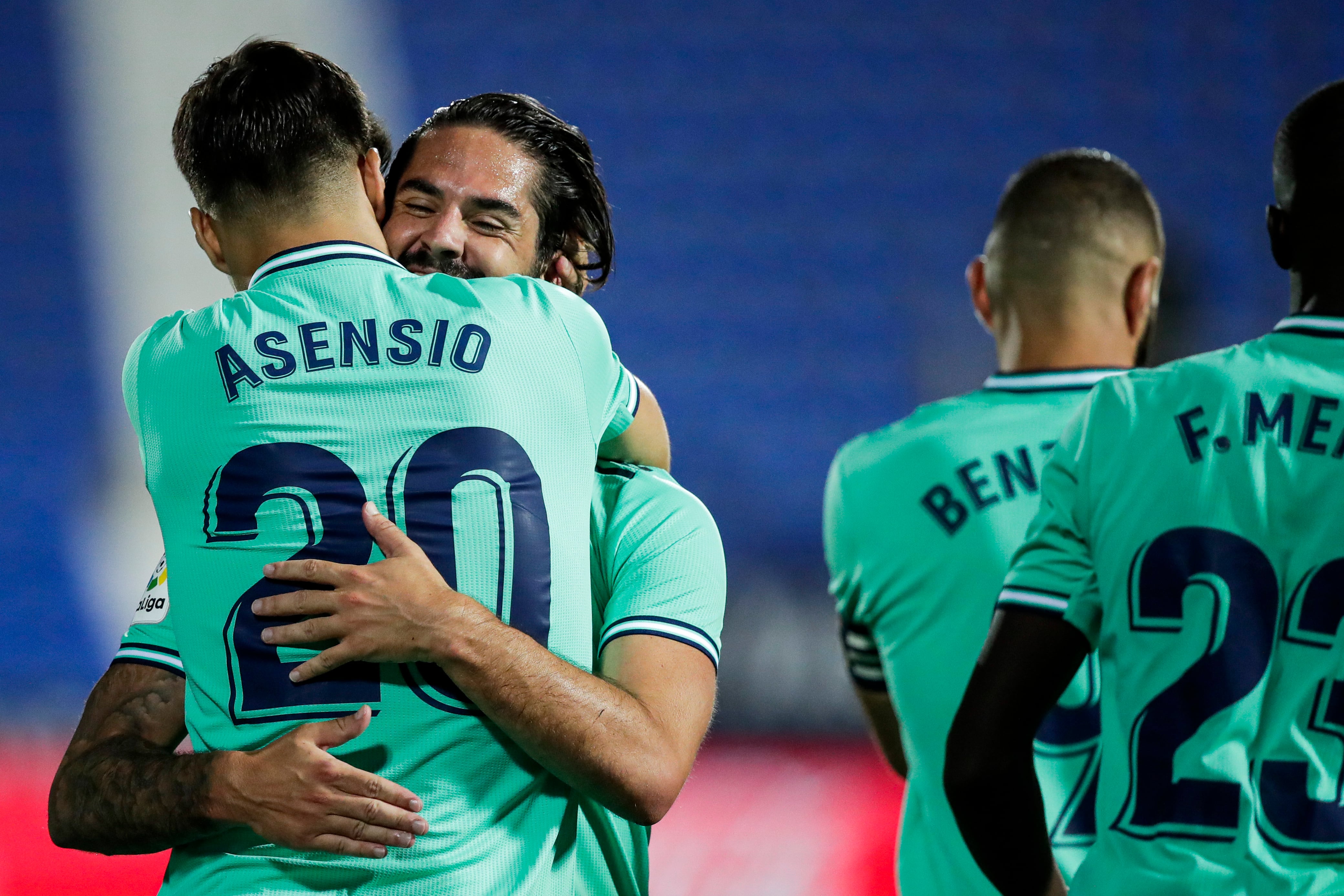 Isco y Asensio, abrazados en un partido del Real Madrid en Leganés.