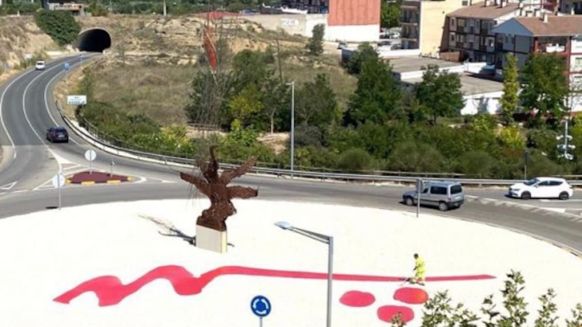 La DGA acondiciona una rotonda para realzar la tradición vinícola de Somontano de Barbastro