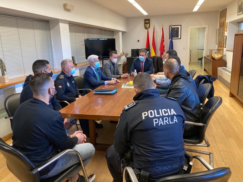 Imagen de archivo de un encuentro del alcalde de Parla con policías locales del municipio