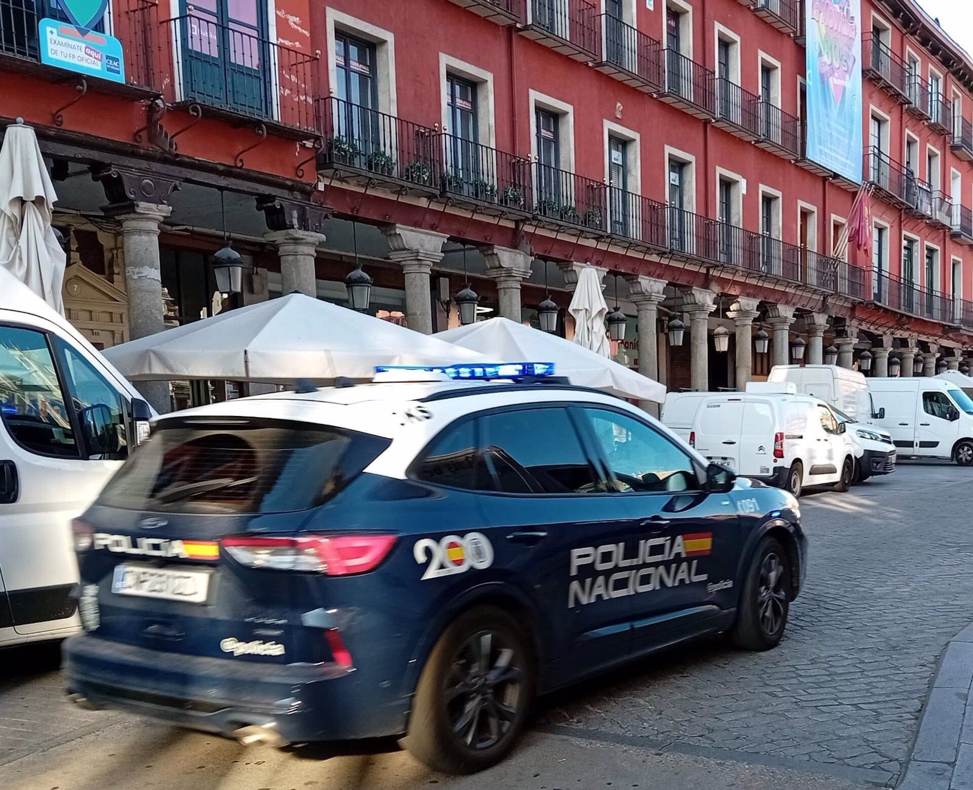 Coche patrulla de la Policía Nacional en la plaza Mayor de Valladolid