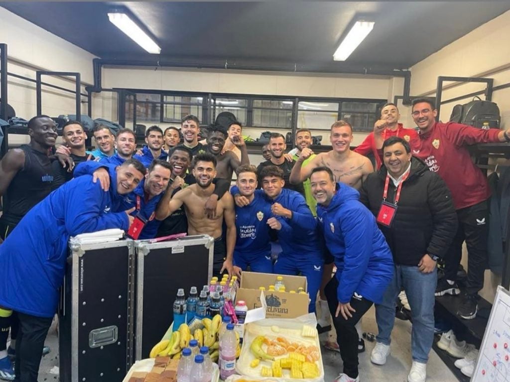 Caras de felicidad en el Almería después de conseguir el pase de ronda en Talavera.