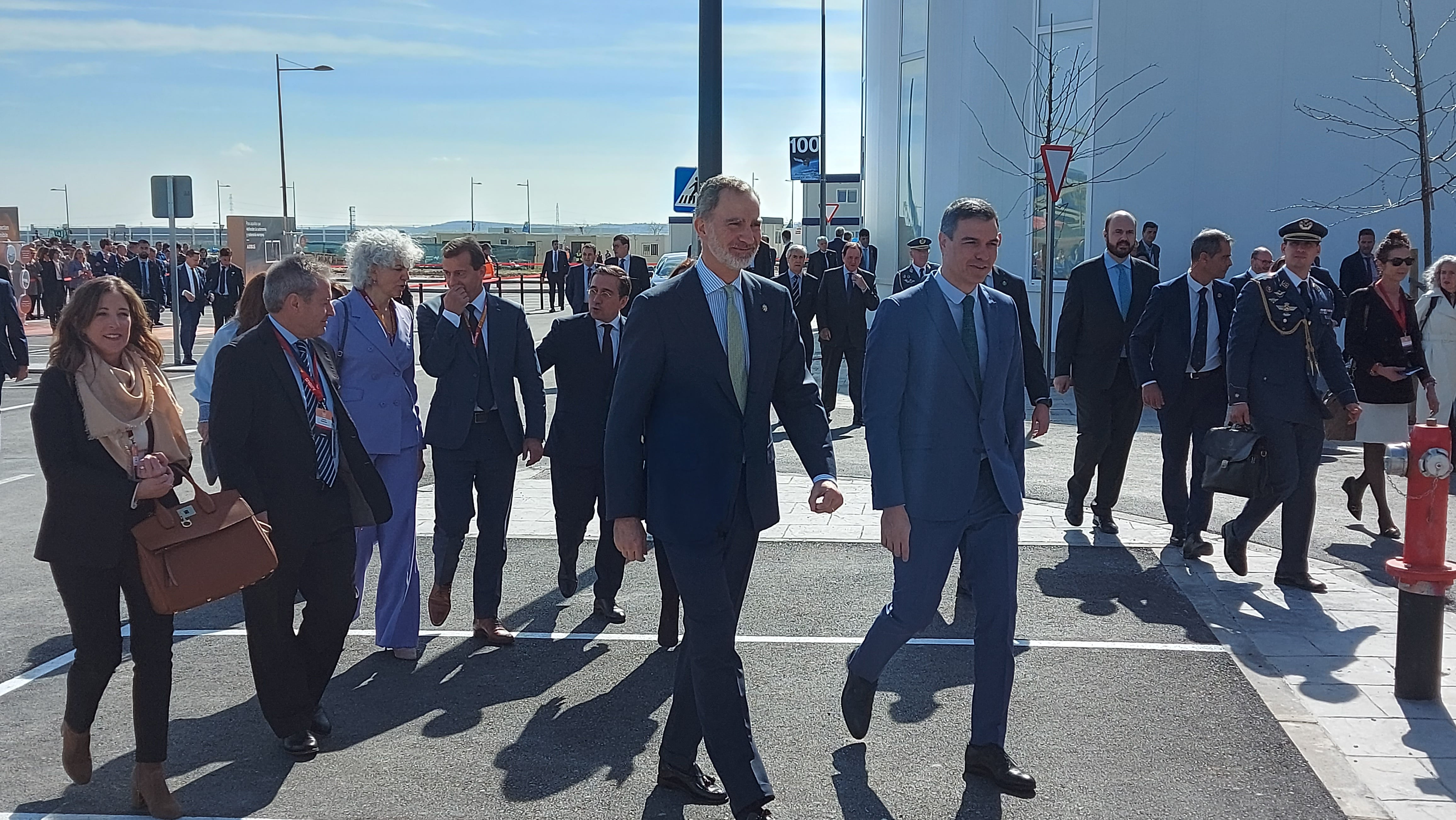 Felipe VI y Pedro Sánchez a su llegada a  Airbus Getafe