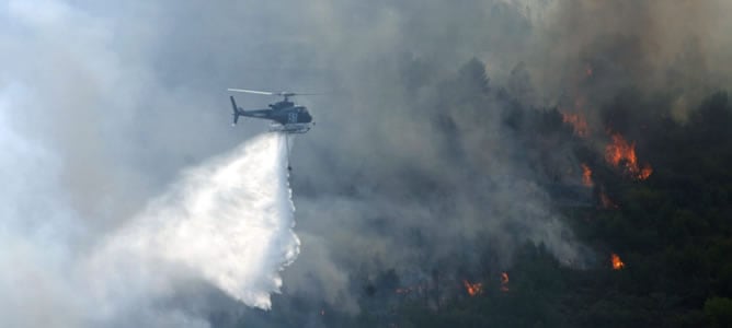 Un helicóptero en las tareas de extinción del incendio de La Riba