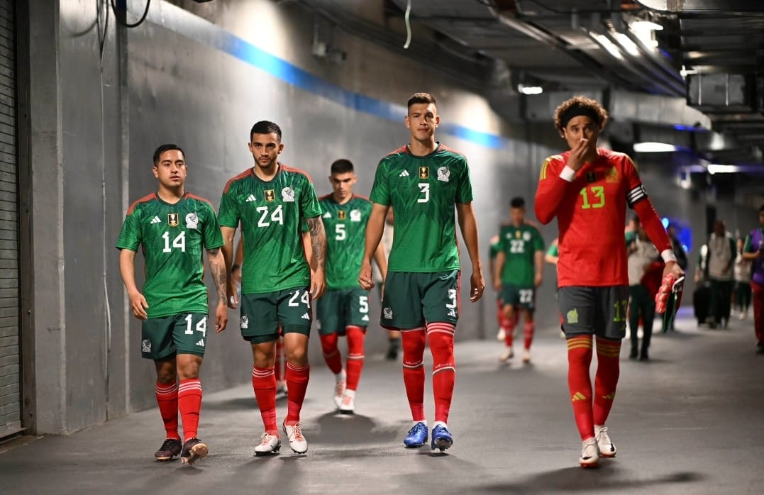 César Montes (dorsal 3) con la Selección de México.
