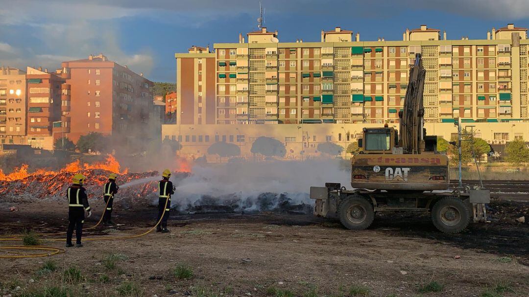 El fuego ha generado una columna de humo visible en toda la ciudad