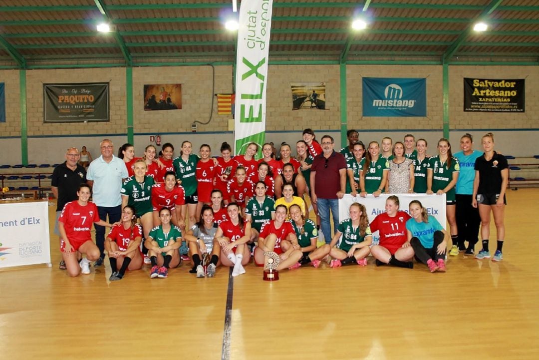 Las jugadoras de Elche y Alcobendas posan tras el último partido