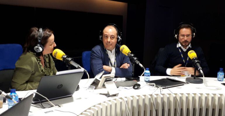 Carlos Bravo e Ignacio Conde Ruiz con Pepa Bueno durante el debate en Hoy por Hoy