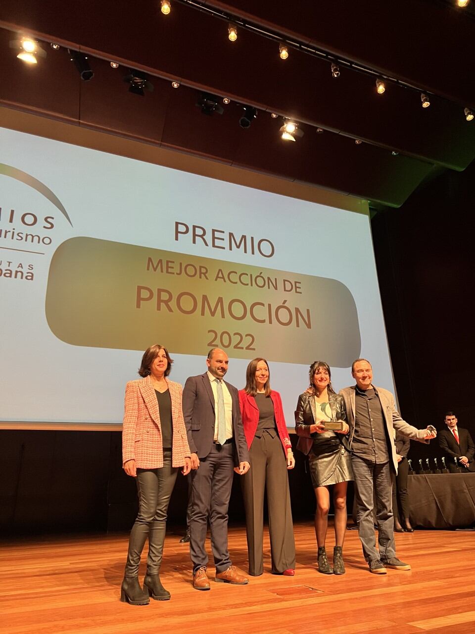 Ruta del Vino Somontano y UNED Barbastro recibiendo el premio la mejor campaña de promoción