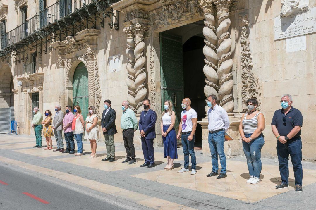 Foto del minuto de silencio esta mañana en el Ayuntamiento de Alicante