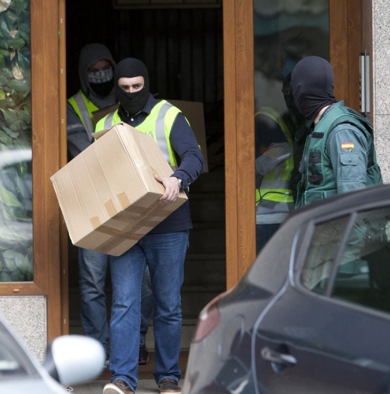 La Guardia Civil traslada documentación de la casa de uno de los detenidos en Vigo