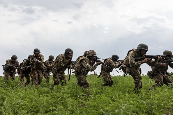 Soldados ucranianos moviéndose en el frente del guerra de Donetsk, el pasado 11 de agosto