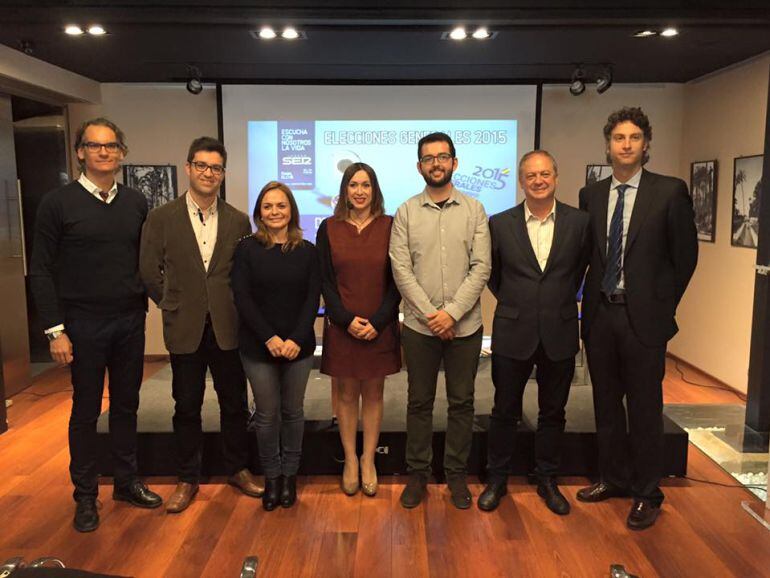 Foto de familia momentos antes de comenzar el debate